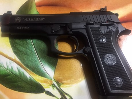 Cambio Taurus PT99, copia bajo licencia de la beretta 92 por cz75 o cz85 de las antiguas.

En muy buen 01