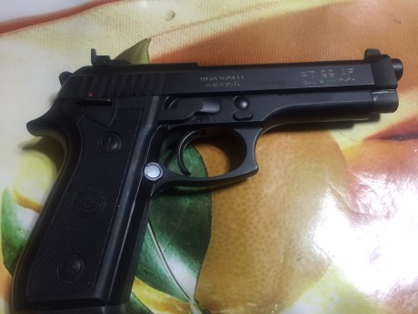 Cambio Taurus PT99, copia bajo licencia de la beretta 92 por cz75 o cz85 de las antiguas.

En muy buen 00