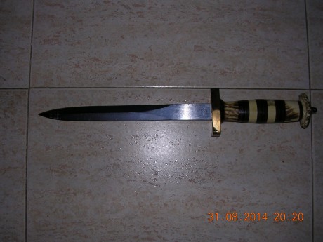 Cuchillo de remate encabado por mi buen amigo Raul en una hoja de la bayoneta de fusil SIG Suizo, la funda 00