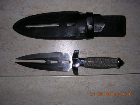 Daga de la doble sombra, diseño de Gil Hibben, no es de ornamentación, es perfectamente operativa. 01