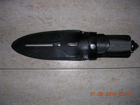 Daga de la doble sombra, diseño de Gil Hibben, no es de ornamentación, es perfectamente operativa. 00