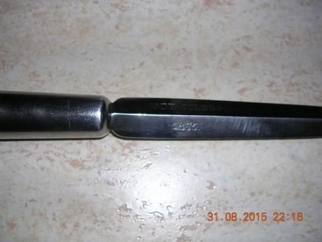 También regalo de un compañero de armas.es, lanza de caballería y regatón, en la lanza sellado "FAC. 01