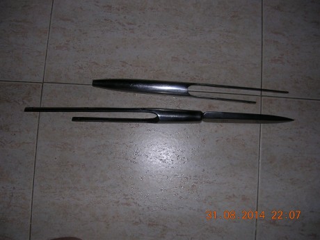 También regalo de un compañero de armas.es, lanza de caballería y regatón, en la lanza sellado "FAC. 00