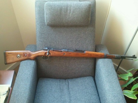 Hola a todos.

Mi rifle está impecable como todas mis armas, pavón, madera, etc, incluyo correa original..
Adjuntaria 12