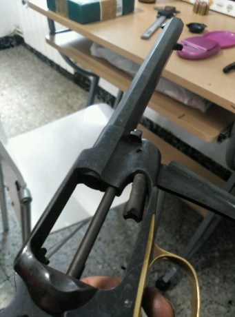 Hola
Mi padre tiene un revolver avancarga de la casa santa barbara, esta muy descuidado,es calibre 44,tiene 92