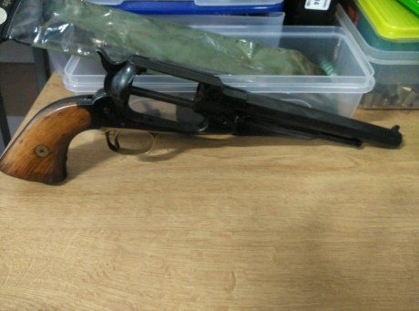Hola
Mi padre tiene un revolver avancarga de la casa santa barbara, esta muy descuidado,es calibre 44,tiene 91