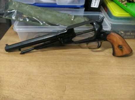 Hola
Mi padre tiene un revolver avancarga de la casa santa barbara, esta muy descuidado,es calibre 44,tiene 101