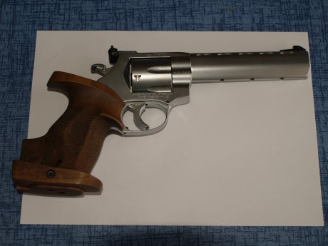 DVD 061.JPG Mi Mujer se vende, un Revolver que le regale, de la Marca H.Weihrauch, Cal. 32 de 6" 01