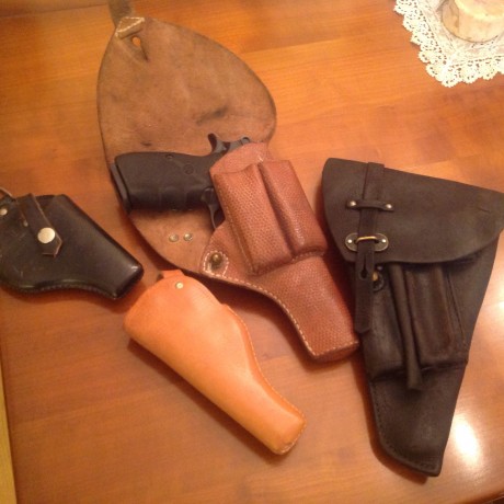 Hola ,un amigo me ha pedido que le ponga a la venta estas fundas de arma corta,ni el ni yo sabemos de 00