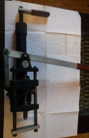 Se vende maquina de la marca saico es para recalibrar y engrasar. Esta en muy buen estado y tiene un recalibrador 02