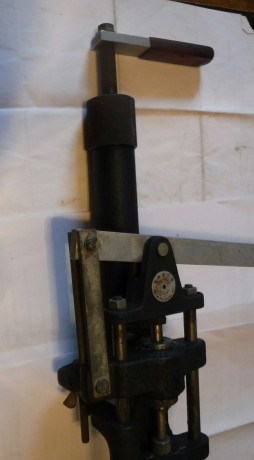 Se vende maquina de la marca saico es para recalibrar y engrasar. Esta en muy buen estado y tiene un recalibrador 00