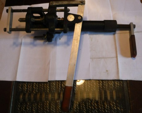 Se vende maquina de la marca saico es para recalibrar y engrasar. Esta en muy buen estado y tiene un recalibrador 11