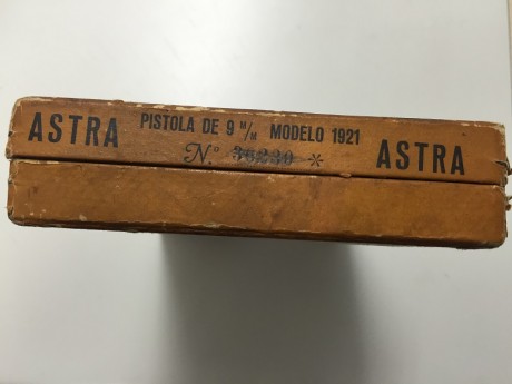 Vendo esta preciosa caja de Astra 400.

Parece que en su día,  sufrió el ataque de la humedad, paro a 02