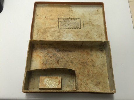 Vendo esta preciosa caja de Astra 400.

Parece que en su día,  sufrió el ataque de la humedad, paro a 10