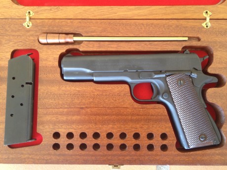 Vendo este estucho de madera de CEDRO que nunca he utilizado.
Creo que está fabricada para pistolas mono 11