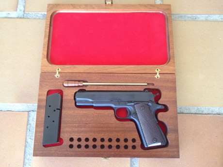 Vendo este estucho de madera de CEDRO que nunca he utilizado.
Creo que está fabricada para pistolas mono 10