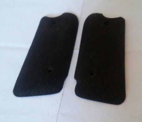 Se vende cargador y cachas de pistola campogiro del calibre 9mm largo. Esta en perfecto estado. Se encuentra 11