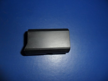Vendo estos dos contrapesos de arma corta no se a que modelo de arma pertenecen, el pequeño que parece 02