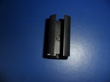 Vendo estos dos contrapesos de arma corta no se a que modelo de arma pertenecen, el pequeño que parece 01