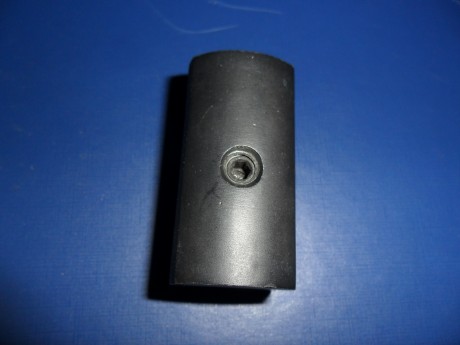 Vendo estos dos contrapesos de arma corta no se a que modelo de arma pertenecen, el pequeño que parece 12