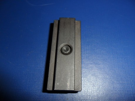 Vendo estos dos contrapesos de arma corta no se a que modelo de arma pertenecen, el pequeño que parece 11