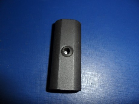 Vendo estos dos contrapesos de arma corta no se a que modelo de arma pertenecen, el pequeño que parece 10
