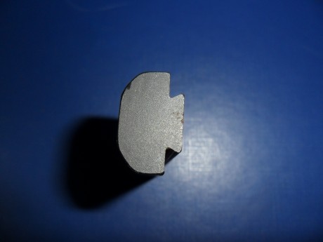Vendo estos dos contrapesos de arma corta no se a que modelo de arma pertenecen, el pequeño que parece 20