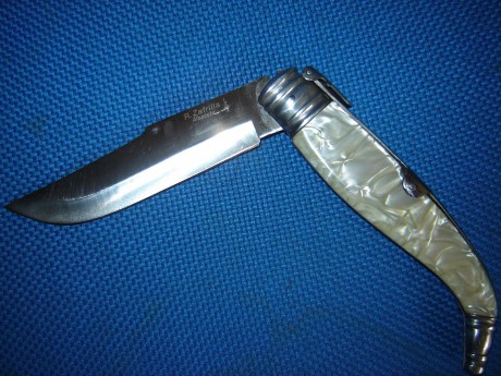 Buenas , vendo esta navaja clásica de Albacete.
  Marca  R. Zafrilla, de acero inox.  con seguro de palanquilla, 01