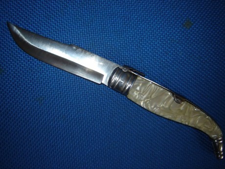 Buenas , vendo esta navaja clásica de Albacete.
  Marca  R. Zafrilla, de acero inox.  con seguro de palanquilla, 00