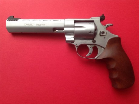 Compro empuñadura ambidiestra de goma o madera que sirva para el revolver weihrauch target trophy cal 00