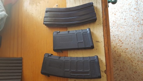 Dos Magpul  uno de 30 y otro de 20.
Uno de chapa marca AR Stones de 30.

Los tres  75 portes incluidos 00
