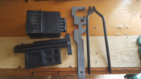 Se trata de una herramienta promag para quitar guardamanos.  30 eur portes incluidos  

Llave DPMS multinacional 00