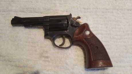 Revolver Taurus funcionando perfectamente. 

Guiado con la licencia F. 

Se encuentra en Pamplona pero 01