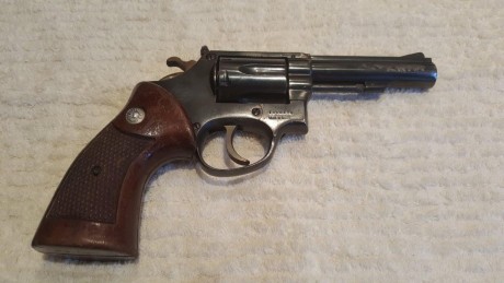 Revolver Taurus funcionando perfectamente. 

Guiado con la licencia F. 

Se encuentra en Pamplona pero 00