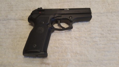 Pistola Beretta 9 milimetros solo usada 2 veces, es como si la comprases nueva en la tienda!!! La vendo 01