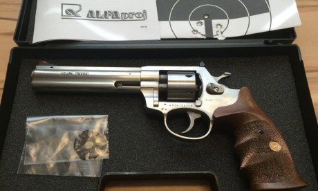 hace tiempo,
vi un revolver que se vendía con tambor en 9 parabelum, 
alguien podria informarme donde 81