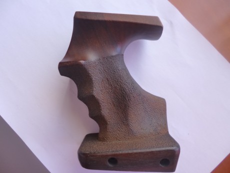 Se venden diversas cachas:

walther gsp zurdo (color azul) , sin retocar, usada pero prácticamente nueva, 12