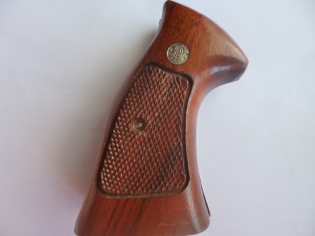 Se venden diversas cachas:

walther gsp zurdo (color azul) , sin retocar, usada pero prácticamente nueva, 31