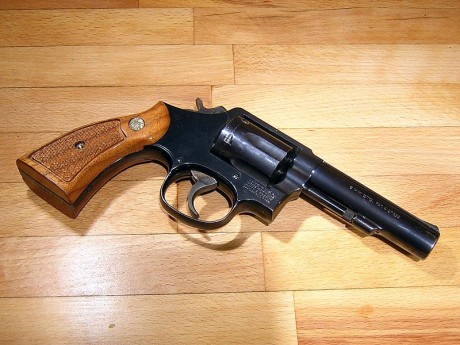 hace tiempo,
vi un revolver que se vendía con tambor en 9 parabelum, 
alguien podria informarme donde 40