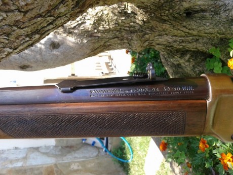    Buenas tardes

Otro a la venta, se trata de un Winchester modelo 94 calibre 30-30 en un acabado atípico 00