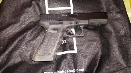 Vendo glock 17 con 800 disparos reales hechos. Maletin original. Dos cargadores. Util de carga.
Regalo 00