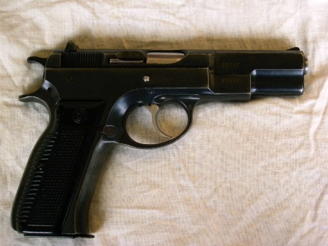 Pistola Brno de 9 mm. Parabellum. Muy poco uso y en perfecto estado. Arma muy fiable y robusta.
Incluye 02