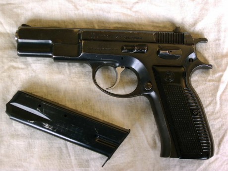 Pistola Brno de 9 mm. Parabellum. Muy poco uso y en perfecto estado. Arma muy fiable y robusta.
Incluye 01
