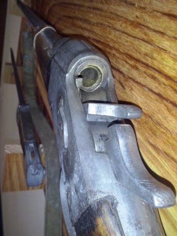 Muy buenas, hace unos dias encontré por el granero de la casa del pueblo esta carabina y varias bayonetas,la 00