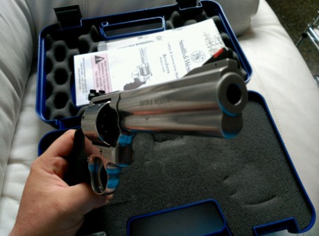 Lo dicho
Vendo el revolver en 700 euros o cambio por equipo completo de ipsc,algo que este bien para empezar
El 00