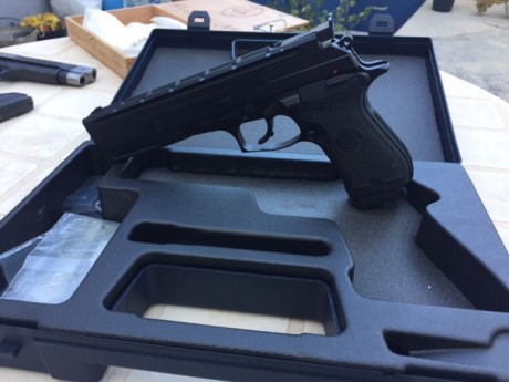 Vendo pistola Beretta 87 target calibre 22 lr con muy pocos disparos, practicamente nueva. Guiada en F. 00