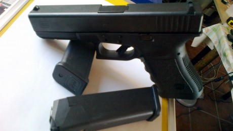 Vendo o cambio Glock 17 +kit del 22 solo estrenada 25 disparos con el 9mm y 25 disparos con el 22 Lr.

Las 02