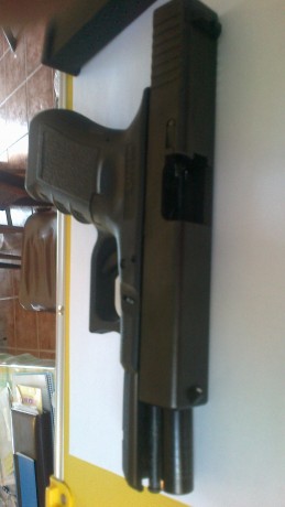 Vendo o cambio Glock 17 +kit del 22 solo estrenada 25 disparos con el 9mm y 25 disparos con el 22 Lr.

Las 01