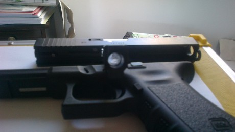 Vendo o cambio Glock 17 +kit del 22 solo estrenada 25 disparos con el 9mm y 25 disparos con el 22 Lr.

Las 00