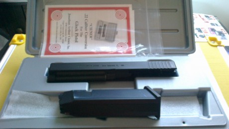 Vendo o cambio Glock 17 +kit del 22 solo estrenada 25 disparos con el 9mm y 25 disparos con el 22 Lr.

Las 11
